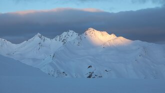 Schnee bedeckte Berge Schnee bedeckte Berge