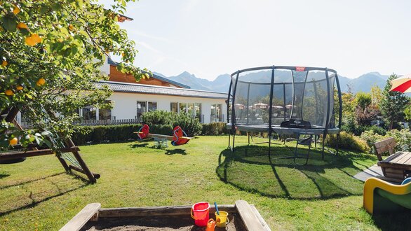 Kleiner Spielplatz im Garten
