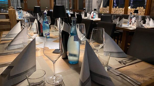 Festlich gedeckte Tisch